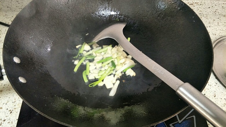 家常糖醋鱼,另起锅倒入少许油,下入葱头爆香