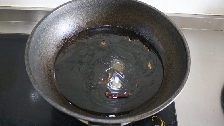 红烧油面筋塞肉,炒香后放入温水煮开,倒入少量生抽;