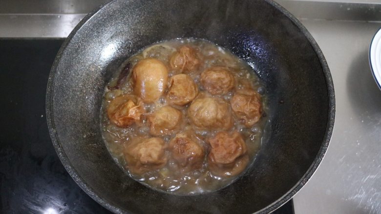 红烧油面筋塞肉,然后大火收汁,盛盘食用.