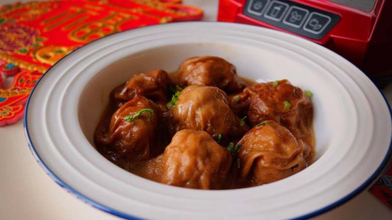 红烧油面筋塞肉,红烧后的油面筋吸收了肉汁的鲜味,一口咬下去柔软多汁,鲜香美味,口感软糯有着微微的嚼劲,