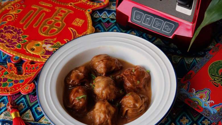红烧油面筋塞肉,美美哒魔力小红,分分钟解决各类烦题,让厨房小白秒变大厨,大家有没有学会这道红烧面筋塞肉,这个春节给爸妈露一手哦~