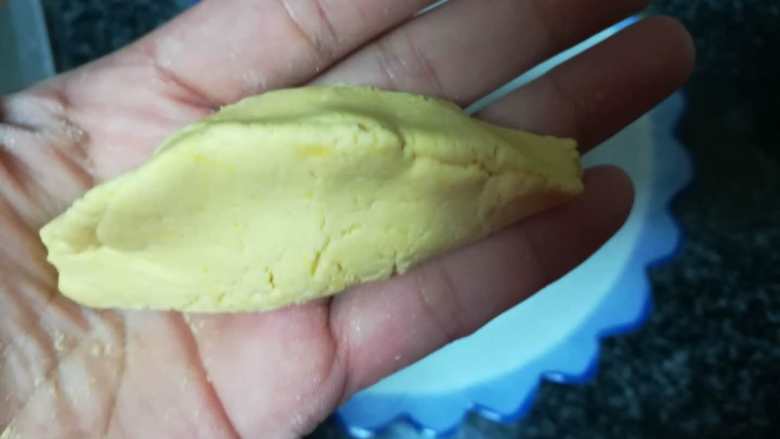 外酥里嫩的南瓜饼,像做水饺一样捏紧,收口。