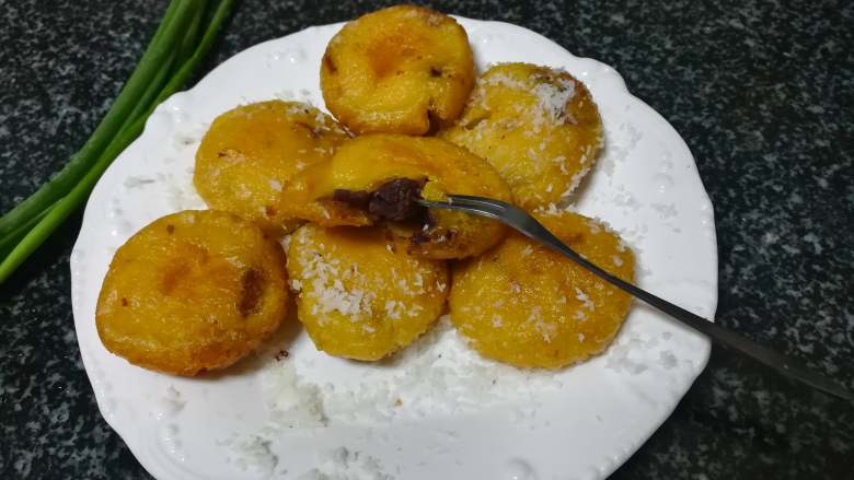 外酥里嫩的南瓜饼,特写一下。
外酥里柔的,香喷喷,而且甜蜜蜜的南瓜饼,就做好了。
咬一口,椰蓉的香,豆沙的甜,一股脑儿地挤向你的口腔,真的很好吃。