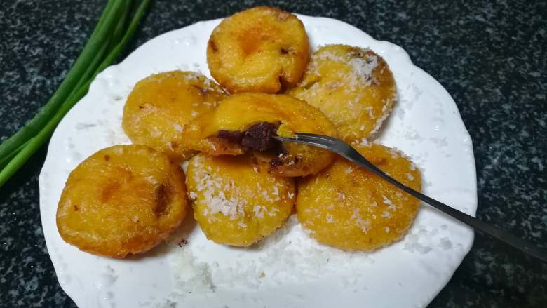 外酥里嫩的南瓜饼,成品图,真的非常好吃哦,因为所有食材都是新鲜的,所以不用担心太上火,但也不要一次吃太多哦,三个,三个就好了,哈哈哈。