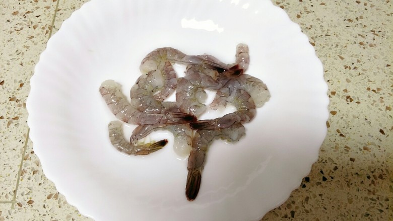 翻滚吧——虾仁炒饭,<a style='color:red;display:inline-block;' href='/shicai/ 291'>明虾</a>去壳,留虾仁备用
