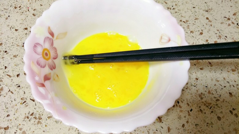 翻滚吧——虾仁炒饭,<a style='color:red;display:inline-block;' href='/shicai/ 9'>鸡蛋</a>打散,加入一点点盐搅拌均匀