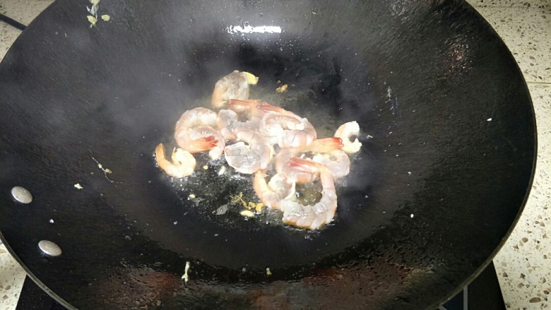 翻滚吧——虾仁炒饭,倒少许油,下入虾仁滑炒