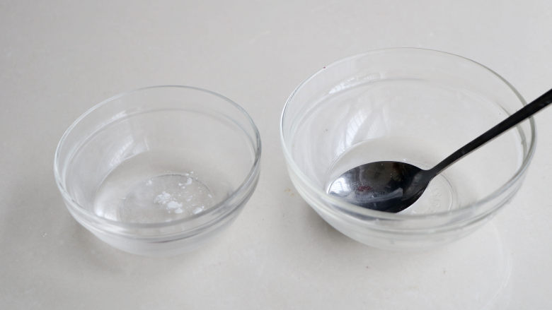 紫薯花卷,每份面团放2g食用碱、2g小苏打,用温水融化后;