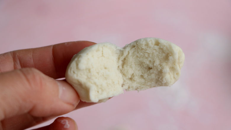 紫薯花卷,取一小团揉好的面,上锅开水蒸几分钟,出锅后闻闻是否有酸味,如果还有酸味就要再次加入剩下的碱水,再次检验面团酸度,基本2-3次就好了;