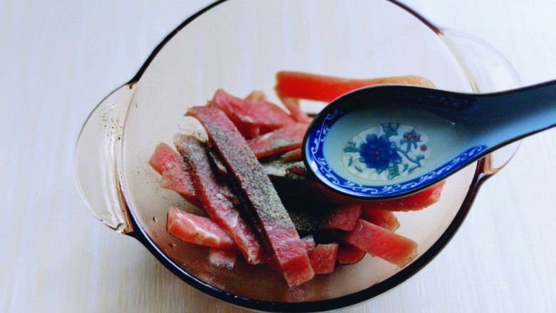 做饼+嫩牛柳卷饼,加入<a style='color:red;display:inline-block;' href='/shicai/ 718'>料酒</a>。