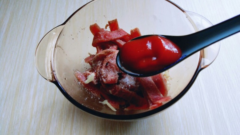 做饼+嫩牛柳卷饼,加入<a style='color:red;display:inline-block;' href='/shicai/ 699'>番茄酱</a>,拌均匀,将牛肉腌制10分钟。