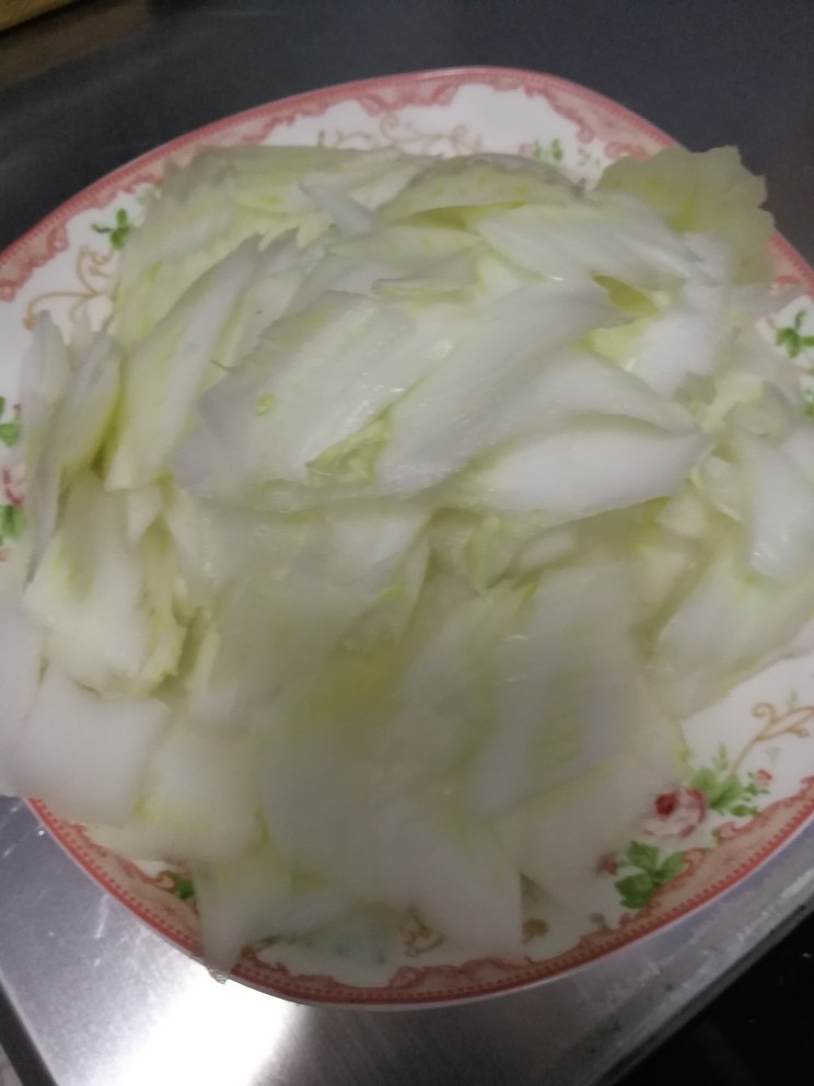 家常菜之酸辣白菜十分钟搞定,白菜切片