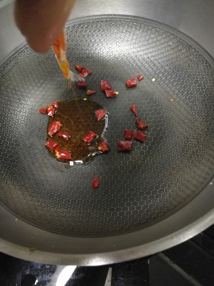 家常菜之酸辣白菜十分钟搞定,锅里放入辣椒和少许油