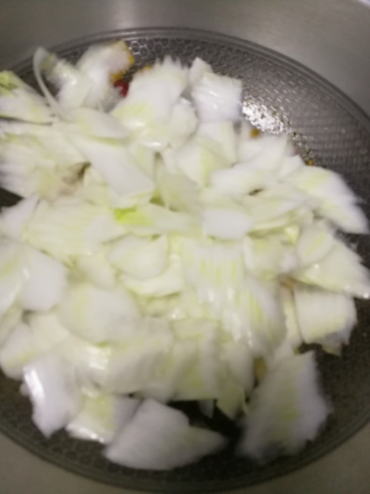 家常菜之酸辣白菜十分钟搞定,油烧热,放入白菜,醋,盐,鸡精,翻炒下,出锅。