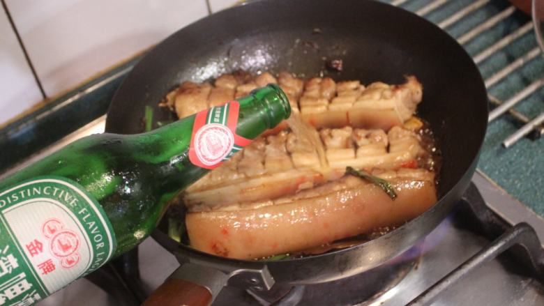 啤酒炖五花肉,倒入600CC<a style='color:red;display:inline-block;' href='/shicai/ 897'>啤酒</a>一罐,正好淹过肉块。