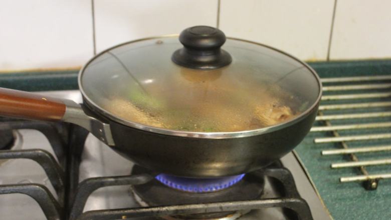 啤酒炖五花肉,煮滚后盖盖转小火,炖煮约50分钟。