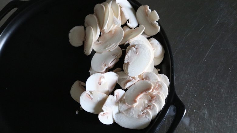 奶油蘑菇浓汤,口蘑洗净控水后切成片;