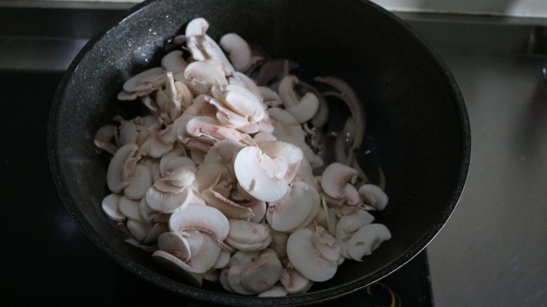 奶油蘑菇浓汤,倒入所有蘑菇继续翻炒;