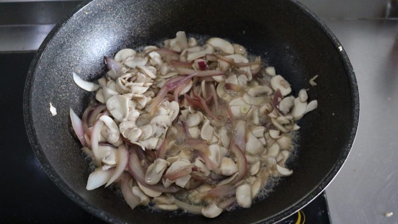 奶油蘑菇浓汤,炒至口蘑出水变软;