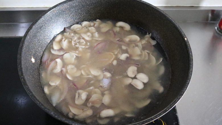 奶油蘑菇浓汤,加入浓汤宝、水(家里有高汤的小仙女记得用高汤等量换算即可);