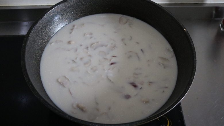 奶油蘑菇浓汤,搅拌均匀;