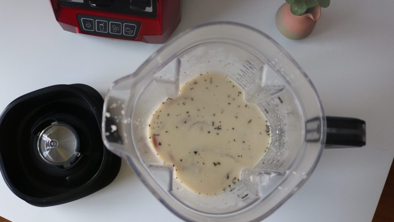 奶油蘑菇浓汤,将煮好的蘑菇汤倒入破壁机;