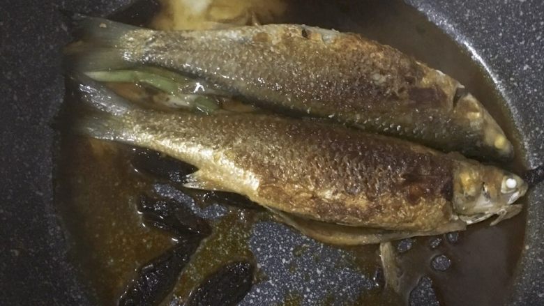 香焖菜脯鱼,焖一会加入淀粉水,收汁即可