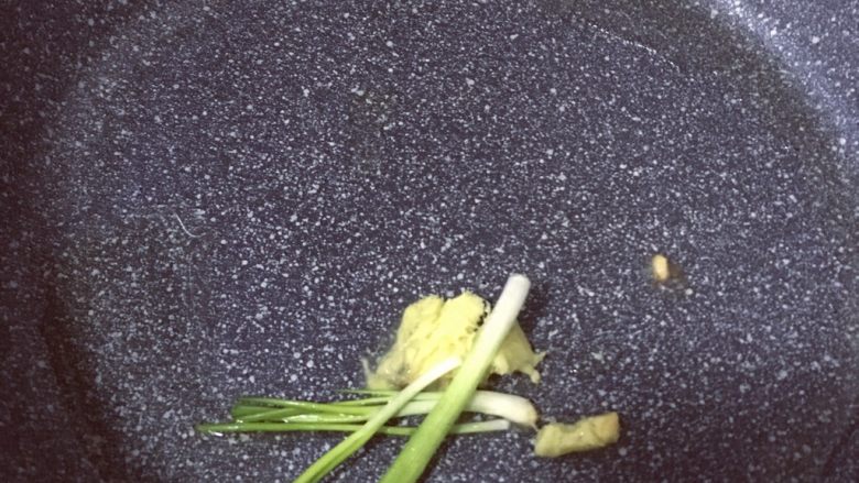 香焖菜脯鱼,锅中倒入适量油,放入葱姜爆香