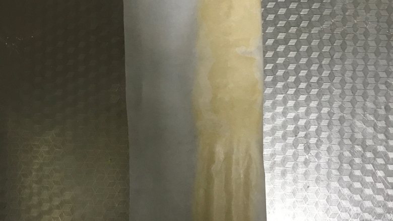 枣泥一口酥,将油纸对折,开始擀