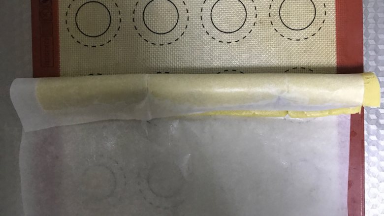 枣泥一口酥, 油纸推过来,卷一下滚一圈
