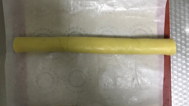 枣泥一口酥,好啦,包住了,然后在在油纸上用双手搓几下让馅料和面皮粘紧就可以啦