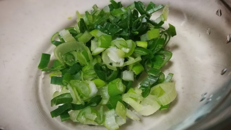 做饼+葱油发面饼,切<a style='color:red;display:inline-block;' href='/shicai/ 3250'>葱</a>花