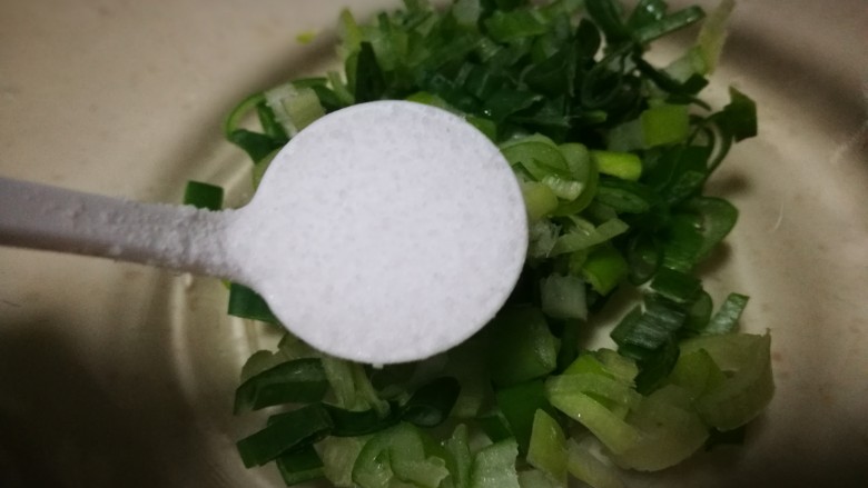 做饼＋葱油发面饼,加入适量盐