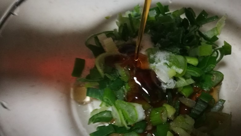 做饼+葱油发面饼,倒入适量<a style='color:red;display:inline-block;' href='/shicai/ 847'>香油</a>