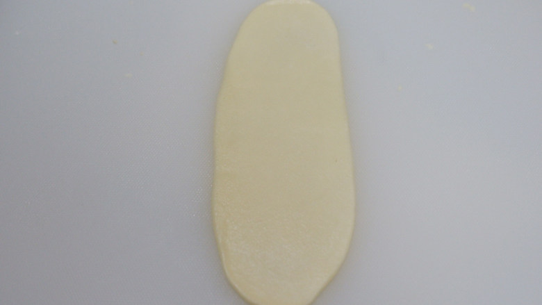 紫薯酥饼（不用醒面，不用揉出膜）,从第一个开始，取一个面团擀成牛舌状
