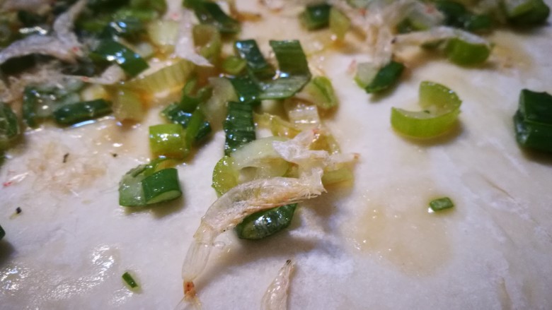 做饼+葱油发面饼,将葱花涂抹在面皮上 撒些<a style='color:red;display:inline-block;' href='/shicai/ 288'>虾皮</a>