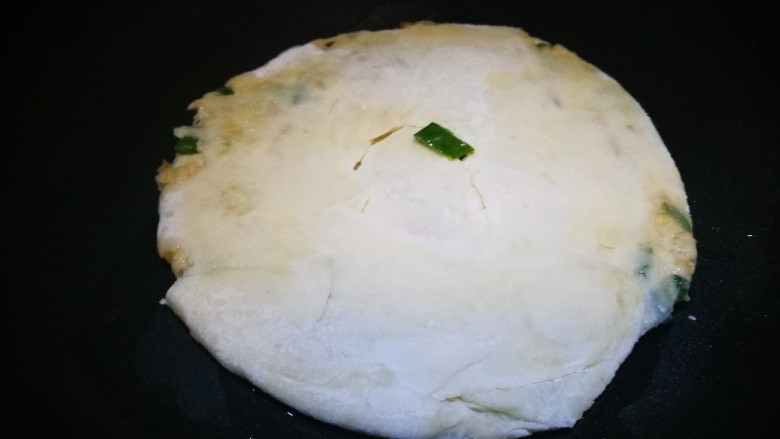 做饼+葱油发面饼,锅中刷上一层油 放入饼坯