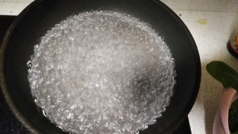 鸡蛋炒面,热锅烧水,准备下面,