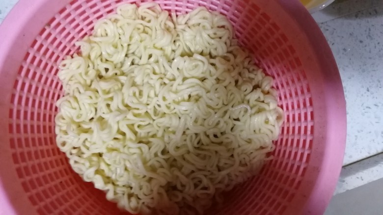 鸡蛋炒面,面条稍微煮硬一点点,等会要炒的哦,将面捞出过水,放在一边备好,