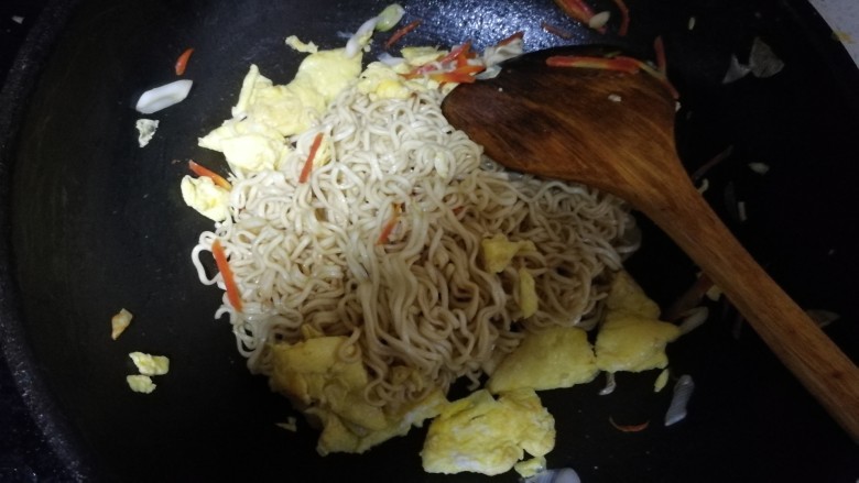 鸡蛋炒面,等到调料入味,即可出锅,