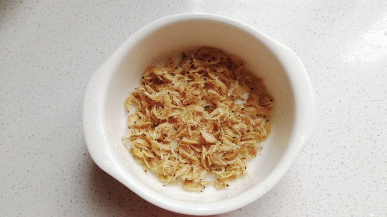 做饼+圆白菜鸡蛋煎饼,<a style='color:red;display:inline-block;' href='/shicai/ 288'>虾皮</a>适量备用;
