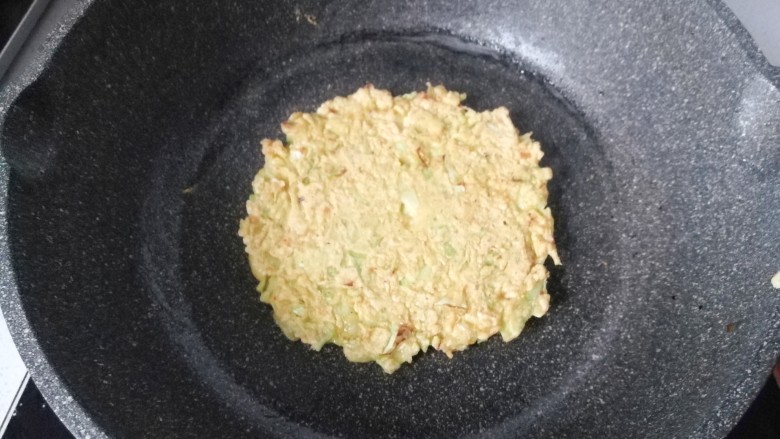 做饼+圆白菜鸡蛋煎饼,煎至金黄后翻面,把另一面也煎至金黄即可,再继续煎完剩下的面糊。