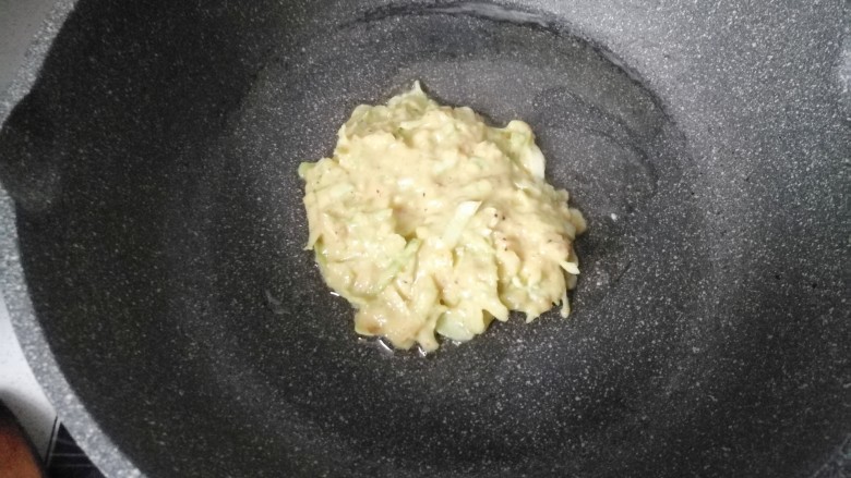 做饼+圆白菜鸡蛋煎饼,不粘锅放少许油,取适量面糊放入中间;