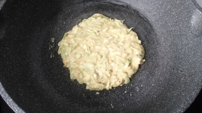 做饼+圆白菜鸡蛋煎饼,然后把面糊摊成薄饼,小火煎制;