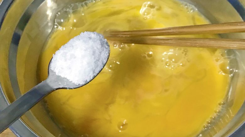 春游食谱~韭菜煎蛋,加入一小匙盐,搅拌打出泡泡,盐融化。