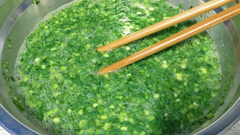 春游食谱~韭菜煎蛋,搅拌均匀。