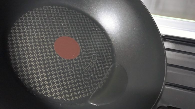 春游食谱~韭菜煎蛋,热锅,加入油,晃动锅子,让油布满锅底。
