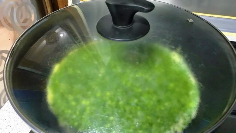 春游食谱~韭菜煎蛋,中小火盖上盖子,让蒸气使上层也稍有凝固。