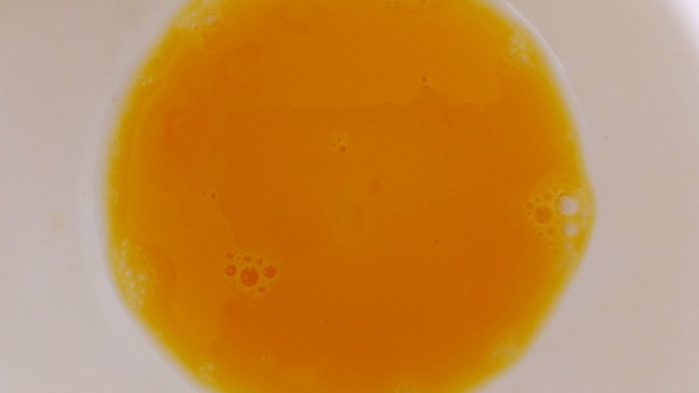 酸奶橙香小餐包~一次发酵超松软,这是预留的一点蛋液,用保鲜袋盖起来备用