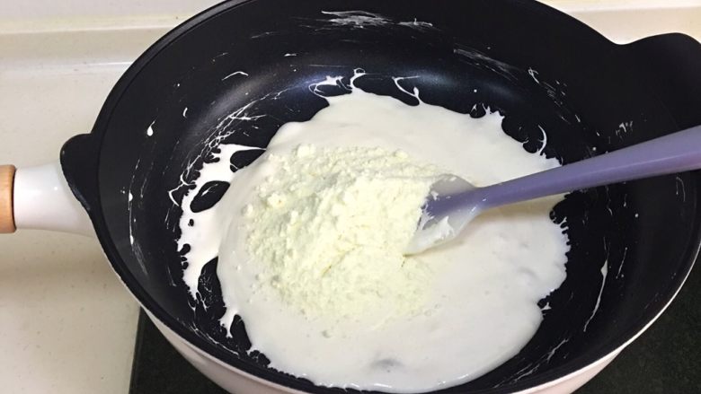 坚果雪花酥,加入奶粉,继续搅拌煮至无干粉状态。